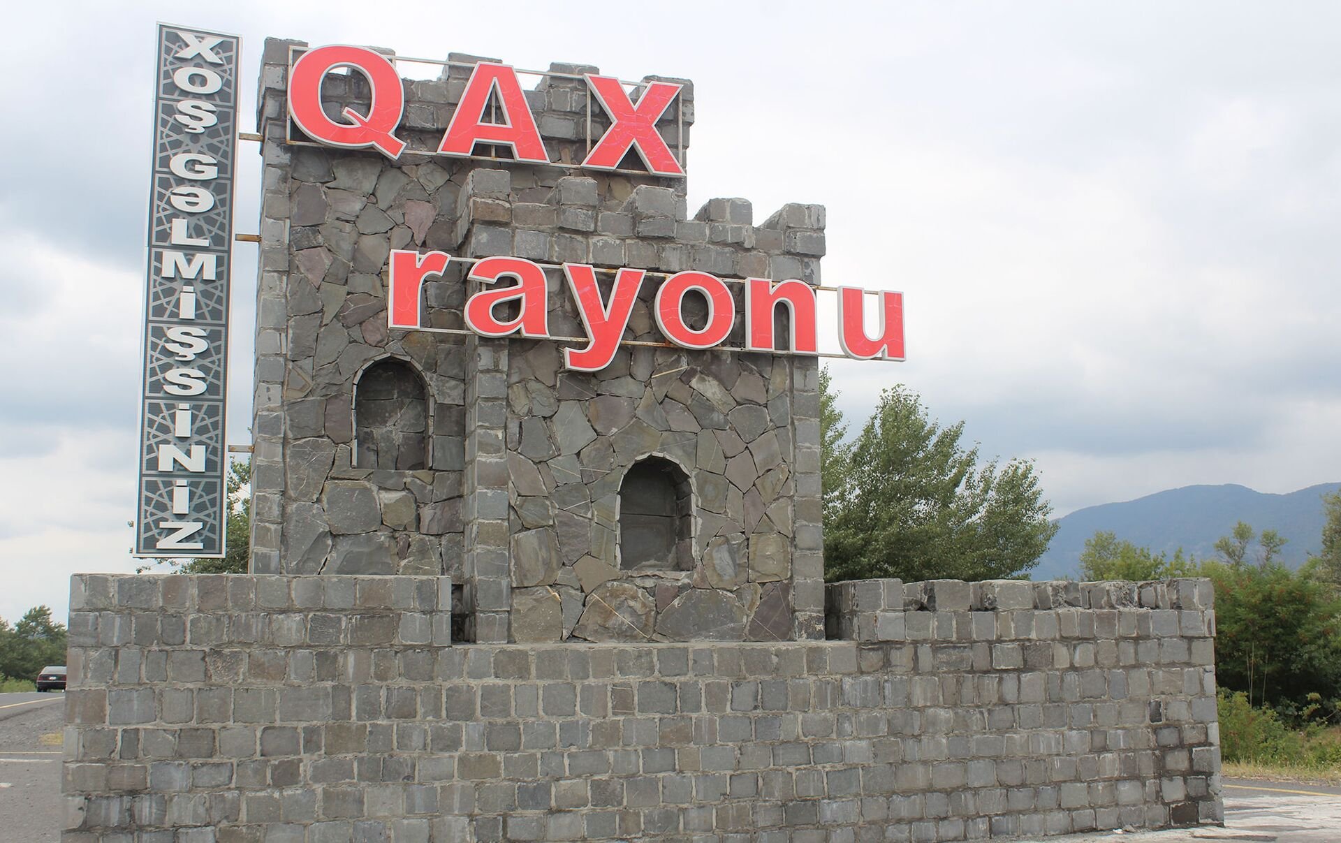 Qax Rayon İcra Hakimiyyətinin başçısı Şəkiliyev Musa Şaban oğlunu Azərbaycanın milli bayramı - Respublika günü münasibətilə ürəkdən təbrik edirik