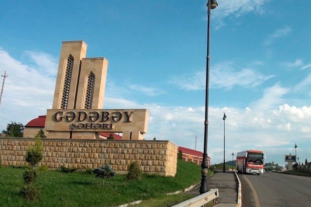 Gədəbəy rayonu ərazisində fəaliyyət göstərən bazarın müdiri Xanlar Hüseynov kömək etdiyi hər kəsin rəğbətini qazanan insanlardandır